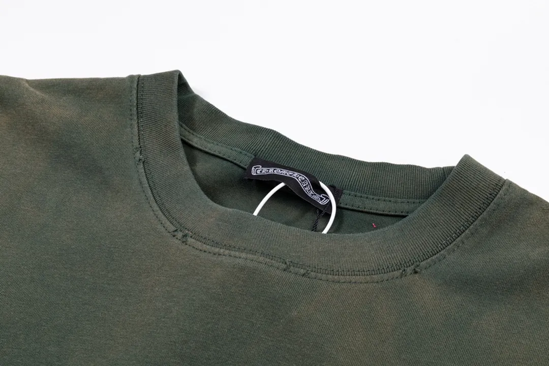 P220 CHROME HEARTS LoGo is fashionable and elegant, with dropped shoulders. The fabric is made of 26s double-yarn combed cotton compact spinning yarn with a weight of 280. It is matched with 1*1 Salona rib. The fabric is fermented and has a loose fit. Color: dark green (washed with holes) size: S～XXL